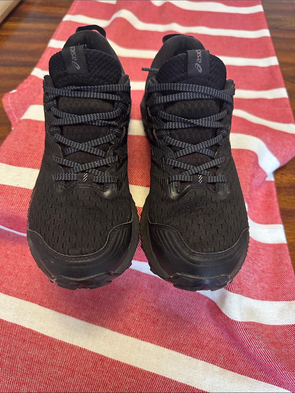 Asics women’s  Gel Trabuco Gore-Tex waterproof running/hiking shoe Black Sz8